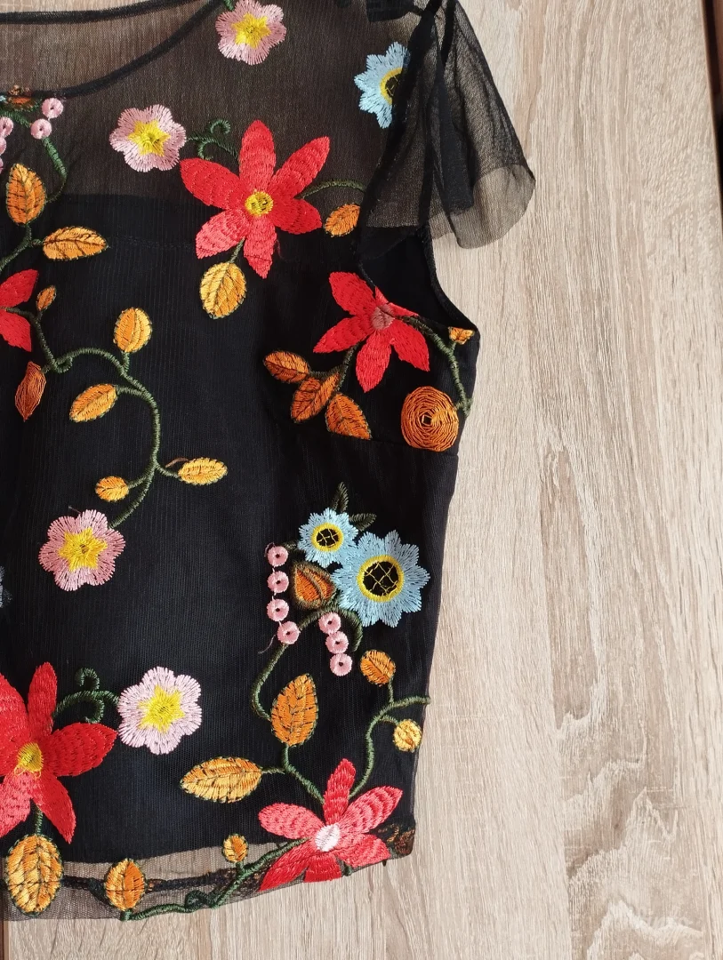 Elegantna Crna Bluza od Tila sa Cvetnim Vezom