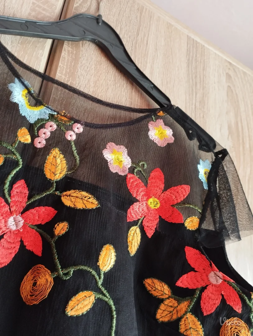 Elegantna Crna Bluza od Tila sa Cvetnim Vezom