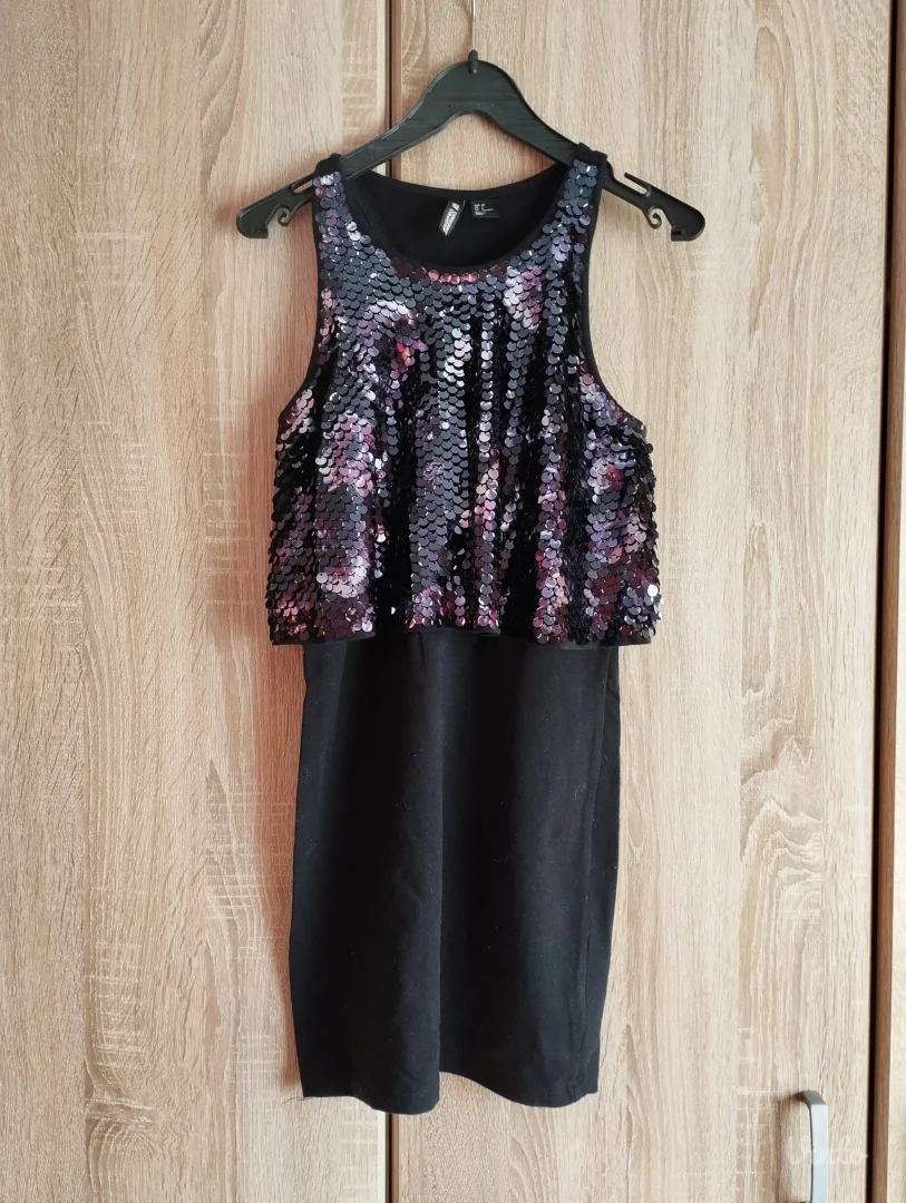Elegantna H&M Conscious haljina detaljima