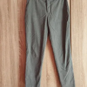 Zara Basic pantalone veličina 34 MEX 24