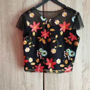 Elegantna Crna Bluza od Tila sa Cvetnim Vezom