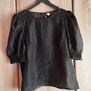 H&M DIVIDED Crna Bluza sa PUF Rukavima