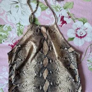Top - zmijska koža print