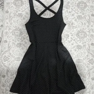 Haljina sa belim tačkicama