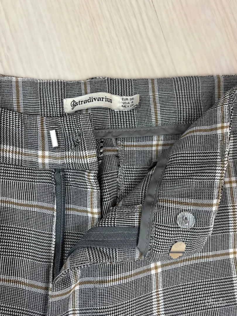 Stradivarius karirane pantalone