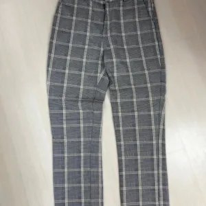 Stradivarius karirane pantalone