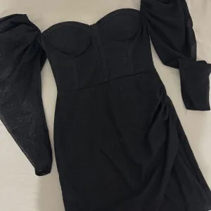 Sljokicava Crna Haljina