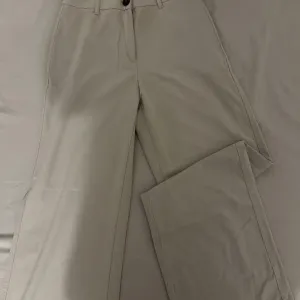 Bershka pantalone krem