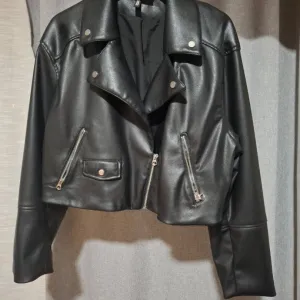 Crna zenska kozna jakna
