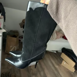 Zara polukozne čizme novo