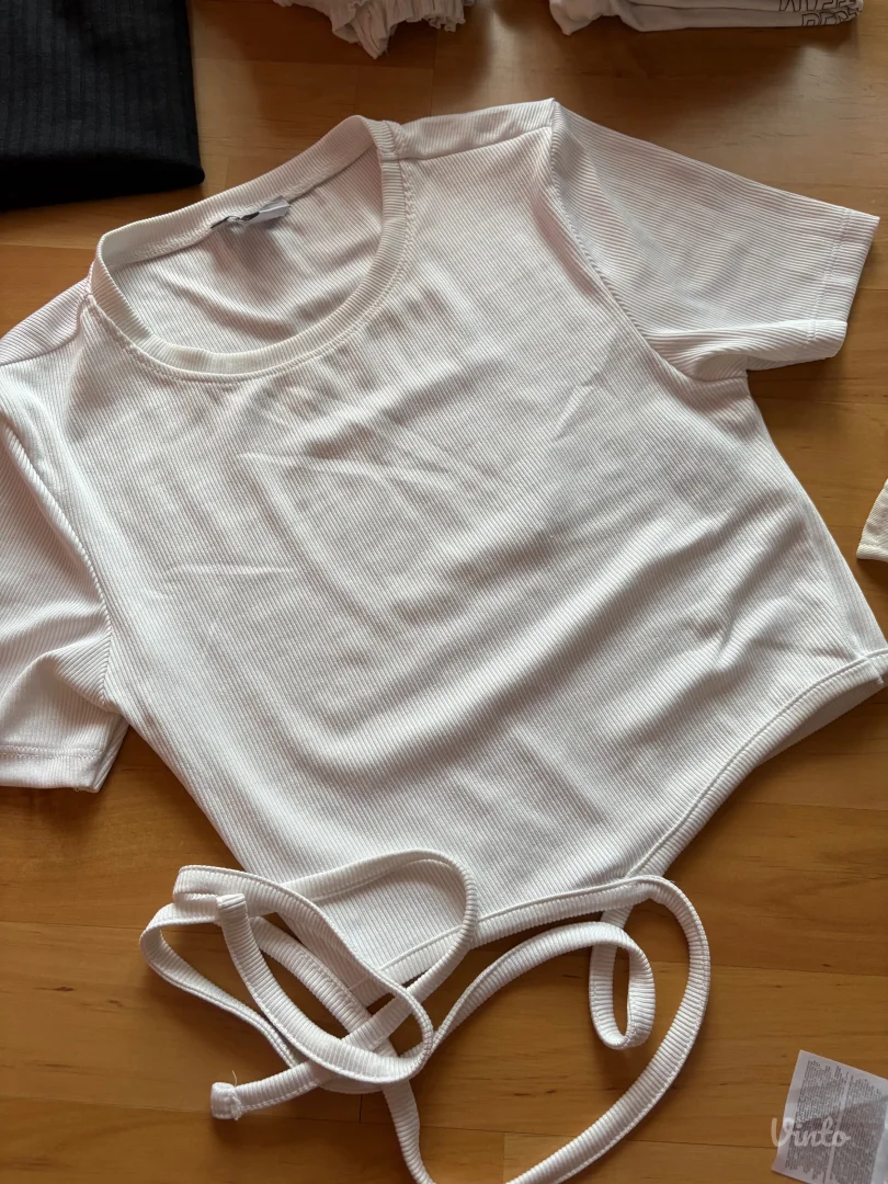 🌸 Crop top majice – komplet od 10 komada! 🌸