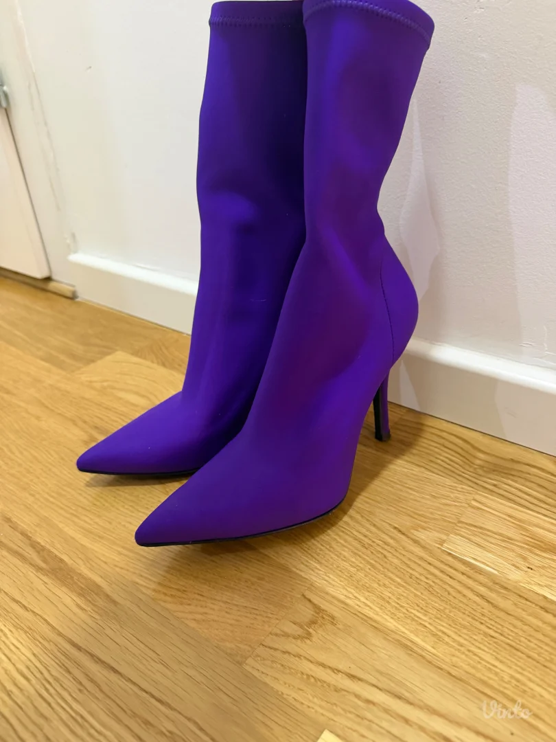 Ljubičaste čizme na tanku štiklu - kao nove