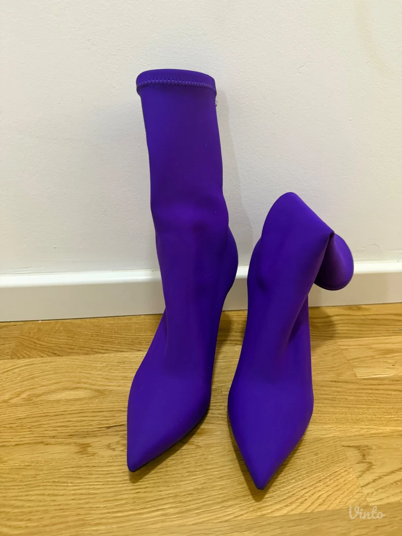 Ljubičaste čizme na tanku štiklu - kao nove