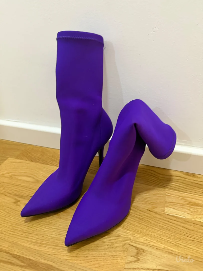 Ljubičaste čizme na tanku štiklu - kao nove