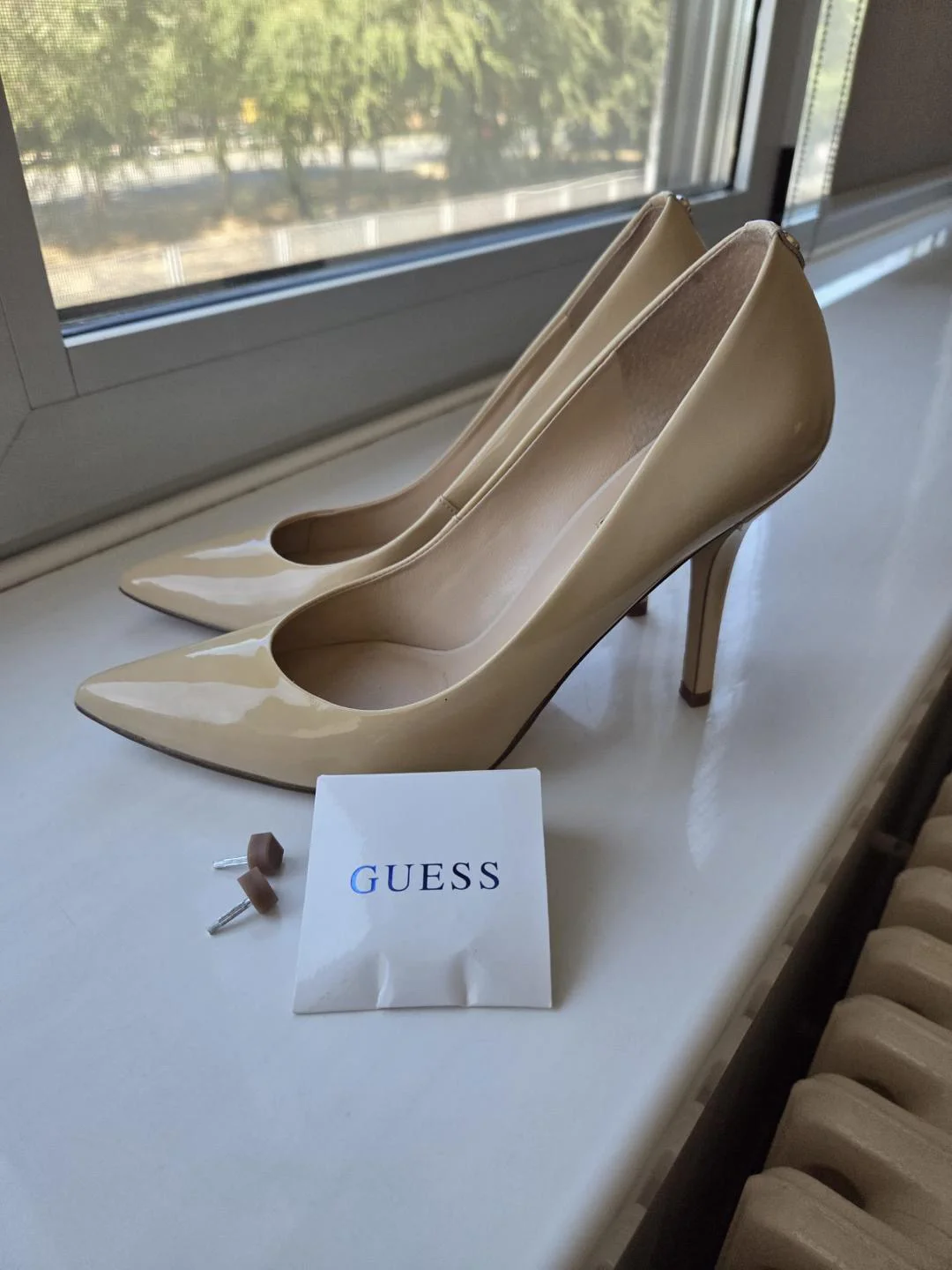 Guess kozne salonke