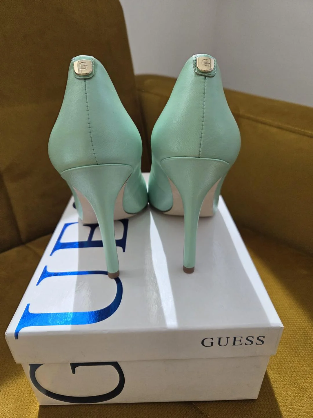 Guess kozne salonke