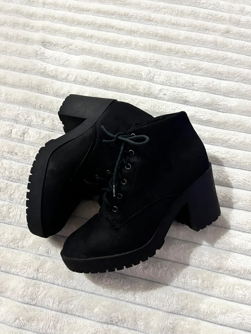 Cizmice na stiklu 37 broj