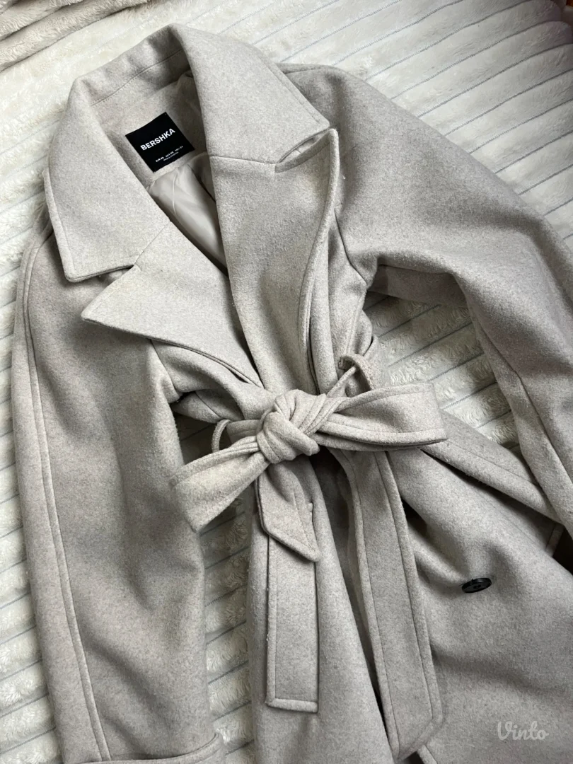 Bershka skroz nov kaput