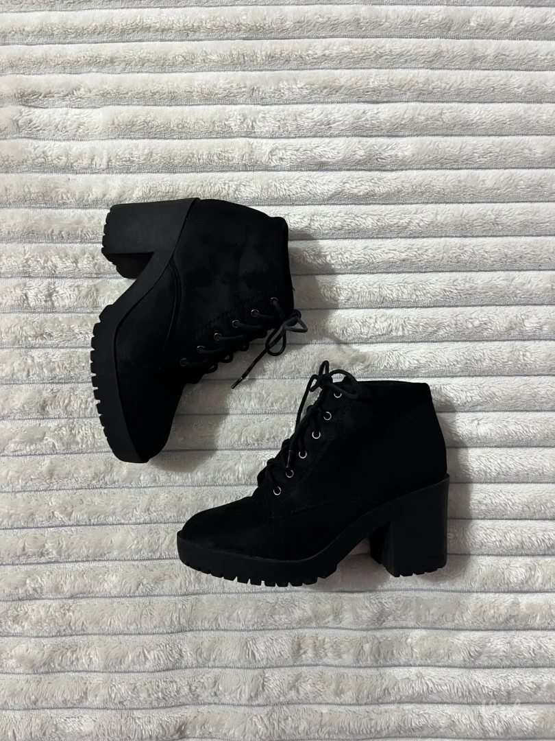 Cizmice na stiklu 37 broj