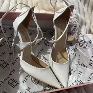 Hajkir bele štiklice na vezivanje