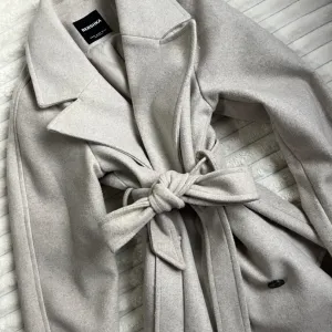 Bershka skroz nov kaput