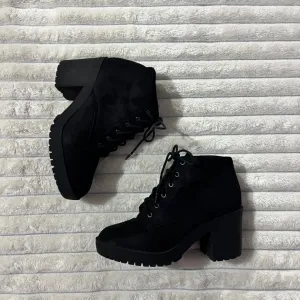 Cizmice na stiklu 37 broj