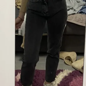 Pullandbear crne farmerke