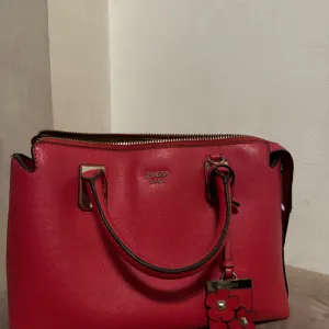 Guess crvena torba