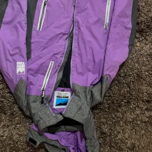 prodajem žensku jaknu marke wintro