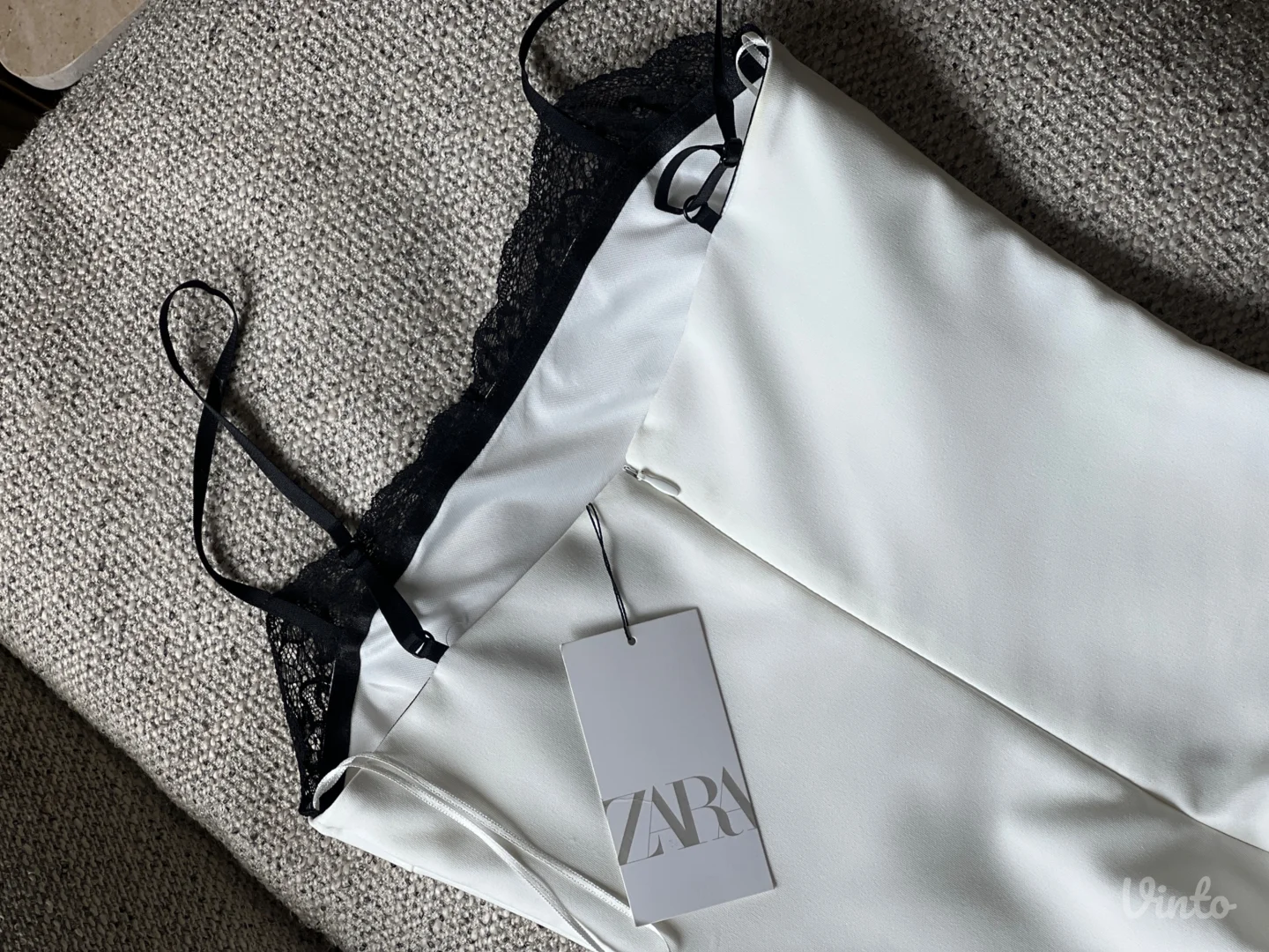 Mini haljina sa čipkom Zara