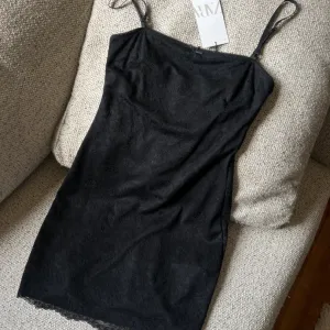 Mini crna haljina Zara