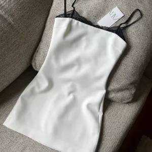 Mini haljina sa čipkom Zara