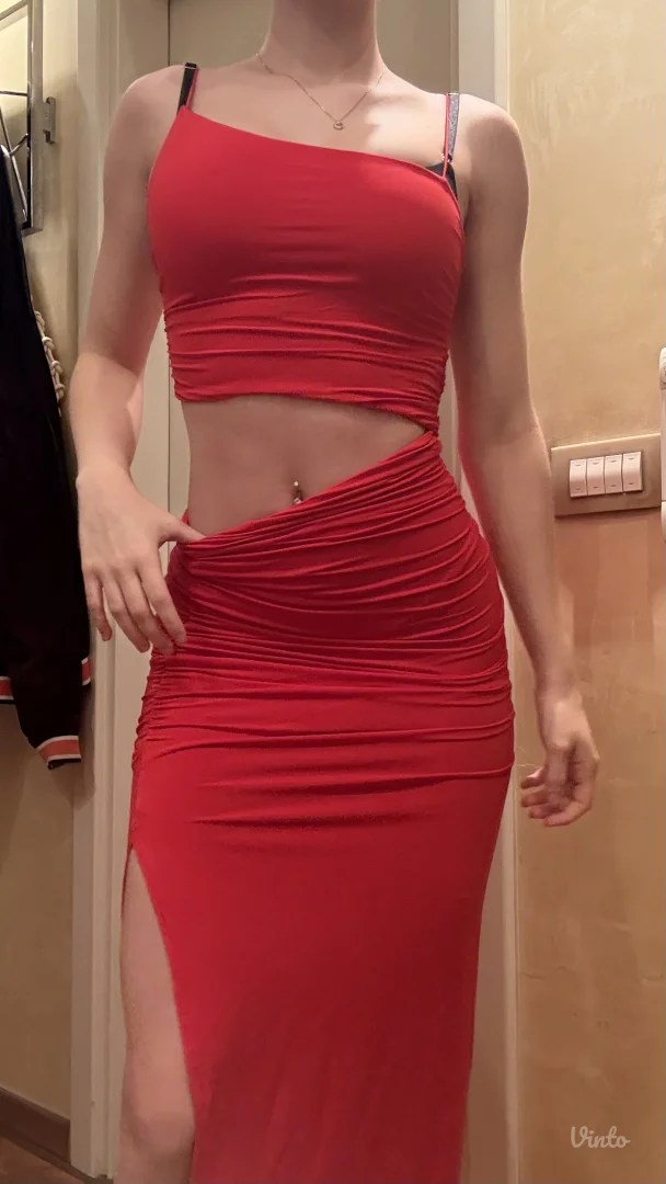 Crvena asimetrična haljina iz Zare sa slicem na nozi