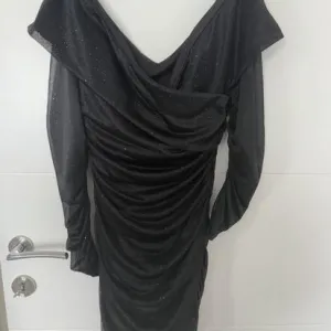 Crna haljina sa šljokicama