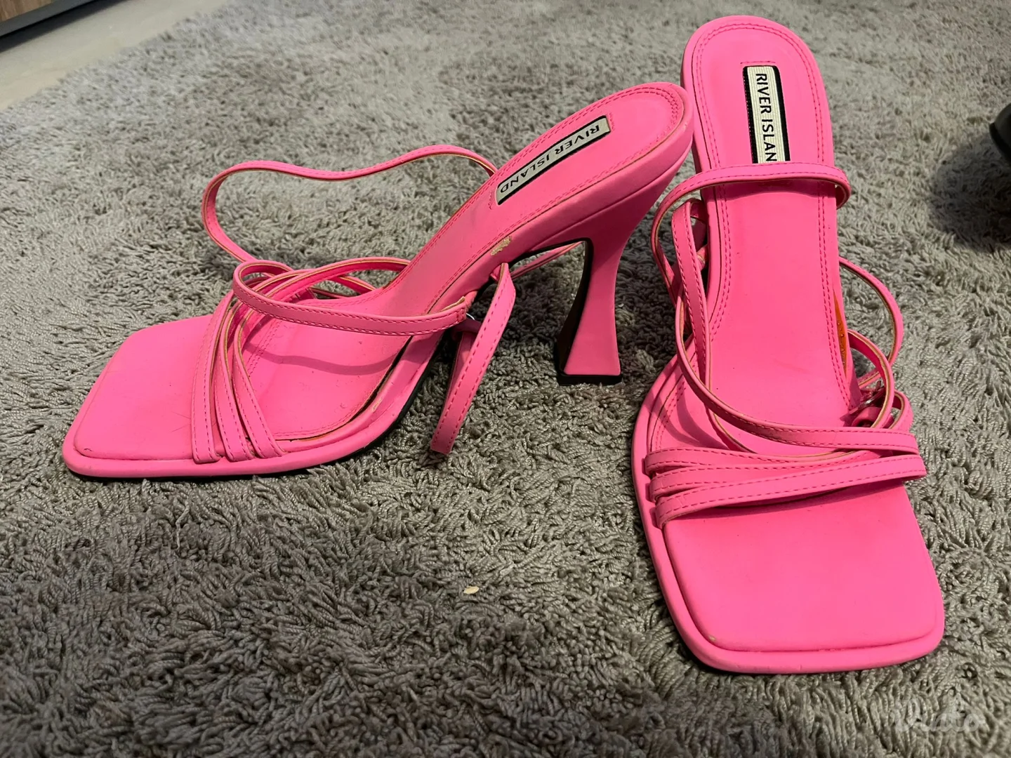 River Island stikle