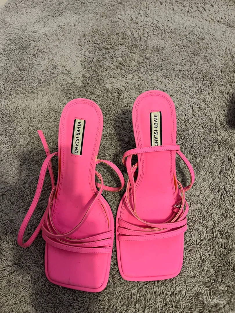 River Island stikle
