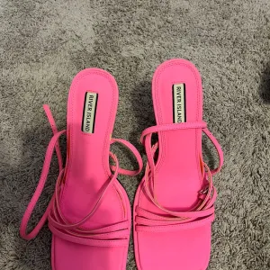 River Island stikle