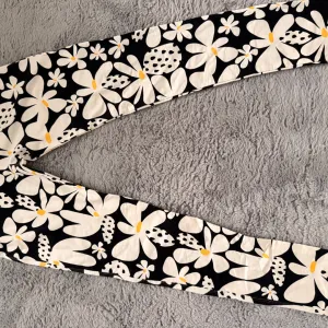 nove sa etiketom decije pantalone