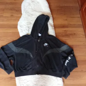 Crna ženska trenerke