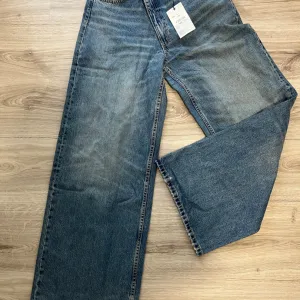 ZARA NOVE farmerice, vel 40
