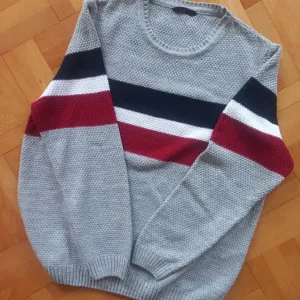 NOVO! Sivi džemper