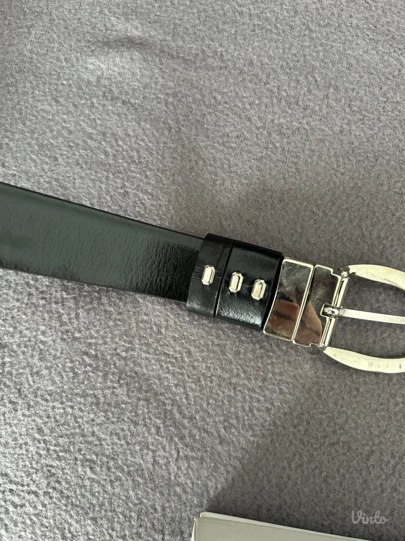 Mona kaiš s dva lica