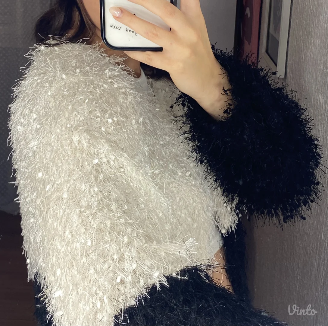 Crno beli čupavi džemper