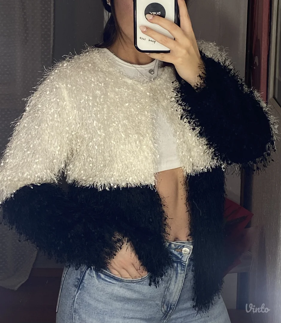 Crno beli čupavi džemper