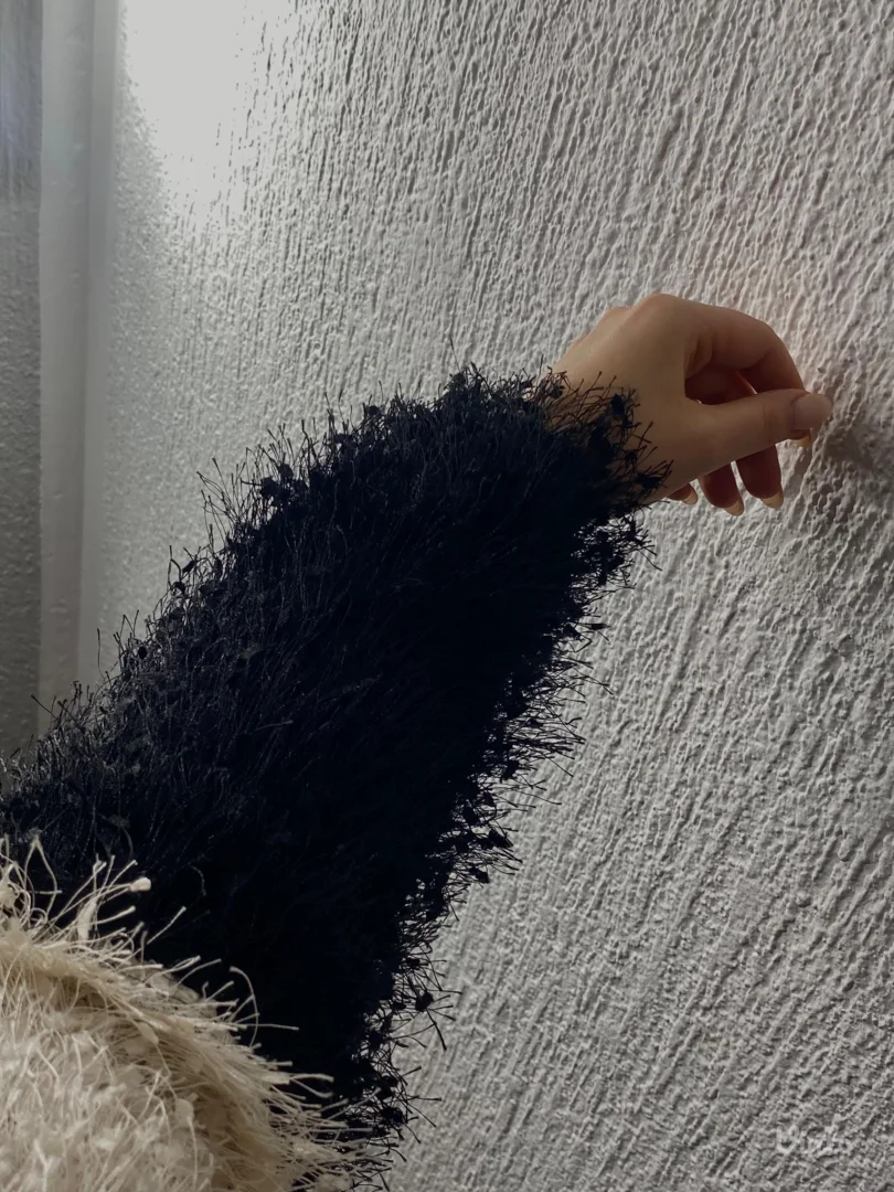 Crno beli čupavi džemper