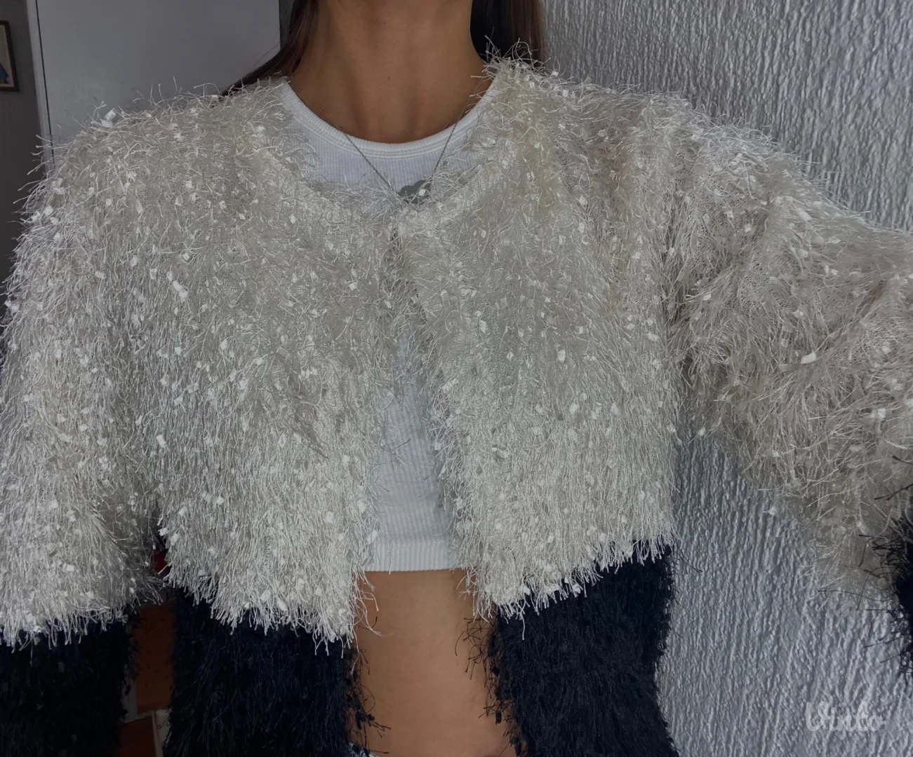 Crno beli čupavi džemper