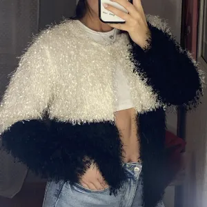 Crno beli čupavi džemper