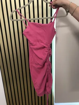 Roze rebrasta mini haljina sa naborima na bretele, S/М