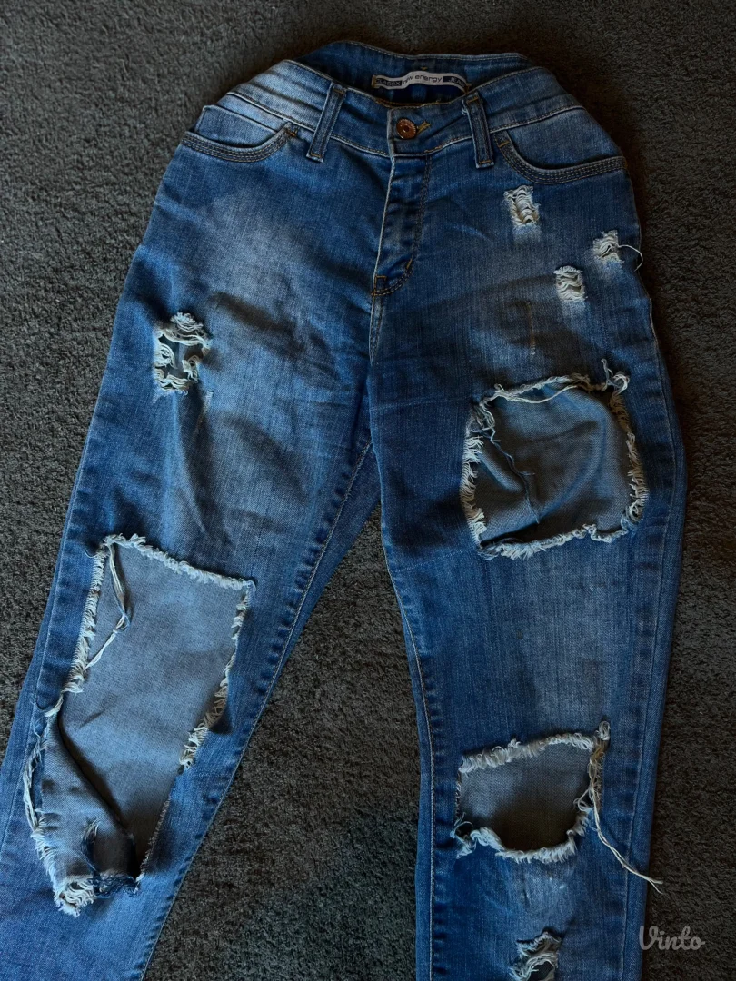 Uske pocepane farmerke – skinny fit.