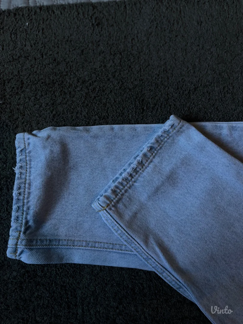 Duboke plave farmerke Pull&Bear – ravan kroj, veličina 32